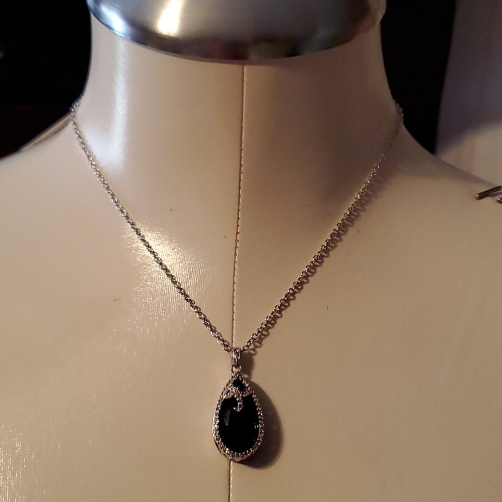 Beautiful necklace by Carolee New York.